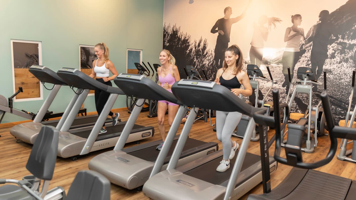 Cardiobereich mit Laufbändern und Crosstrainern